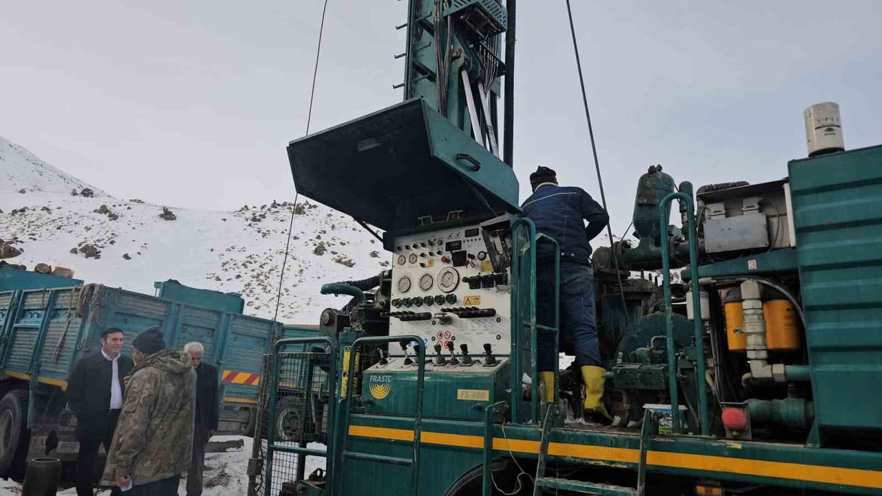 BİTLİS'İN ADİLCEVAZ İLÇESİNE BAĞLI AYDINLAR BELDESİNDE KIŞ GÜNÜ YAŞANAN İÇME SUYU SORUNUNA ÇÖZÜM...