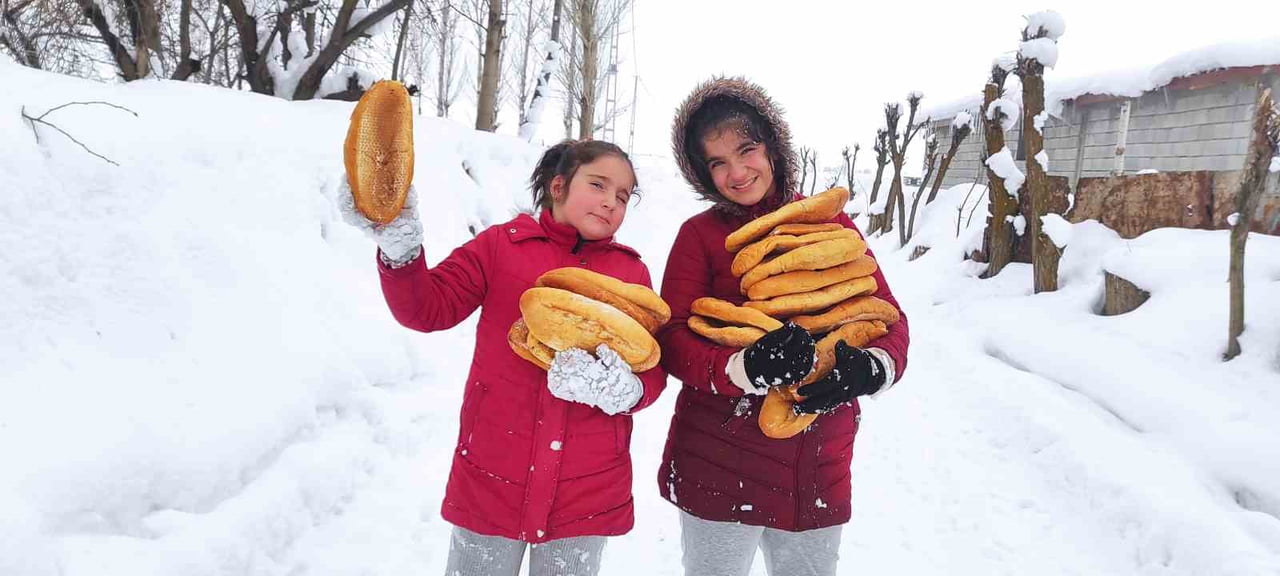 BİTLİS'İN GÜROYMAK İLÇESİNE BAĞLI GÖLBAŞI BELDESİNDE, KARNE TATİLİNİ KÖYLERİNDE GEÇİREN İKİ KIZ...