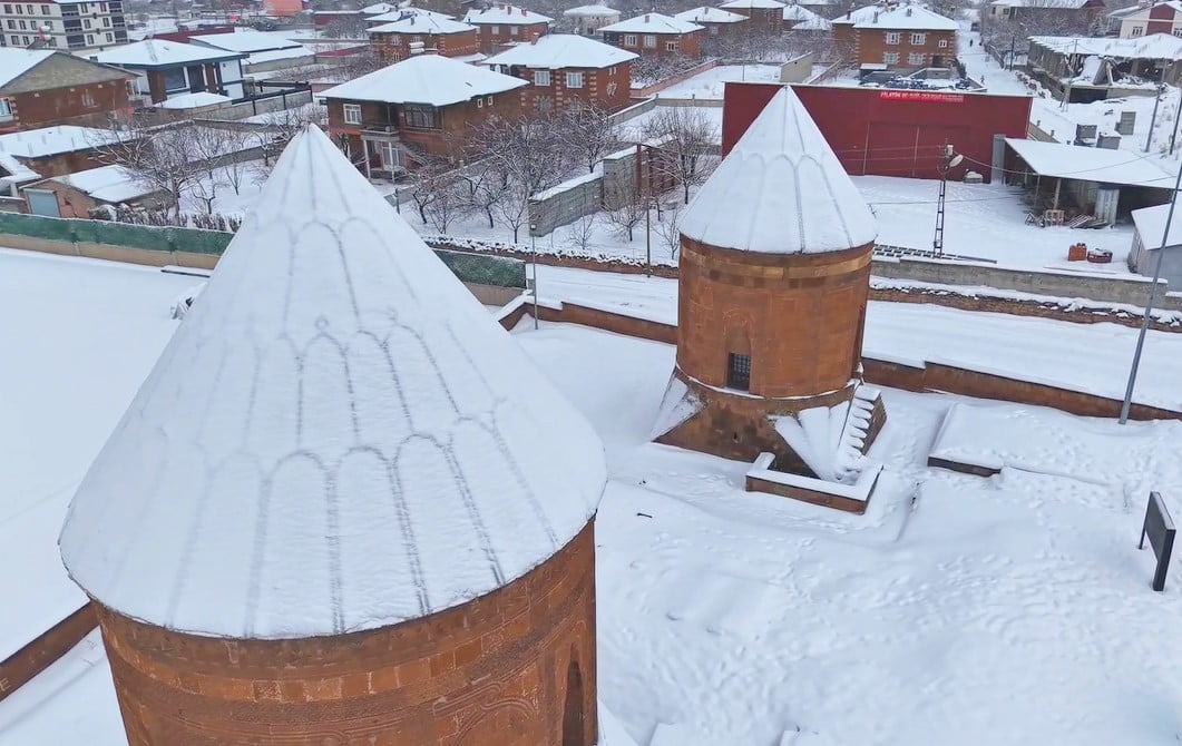 BİTLİS'İN TARİHİ AHLAT İLÇESİNDE MASALSI KAR MANZARALARI OLUŞTU.
