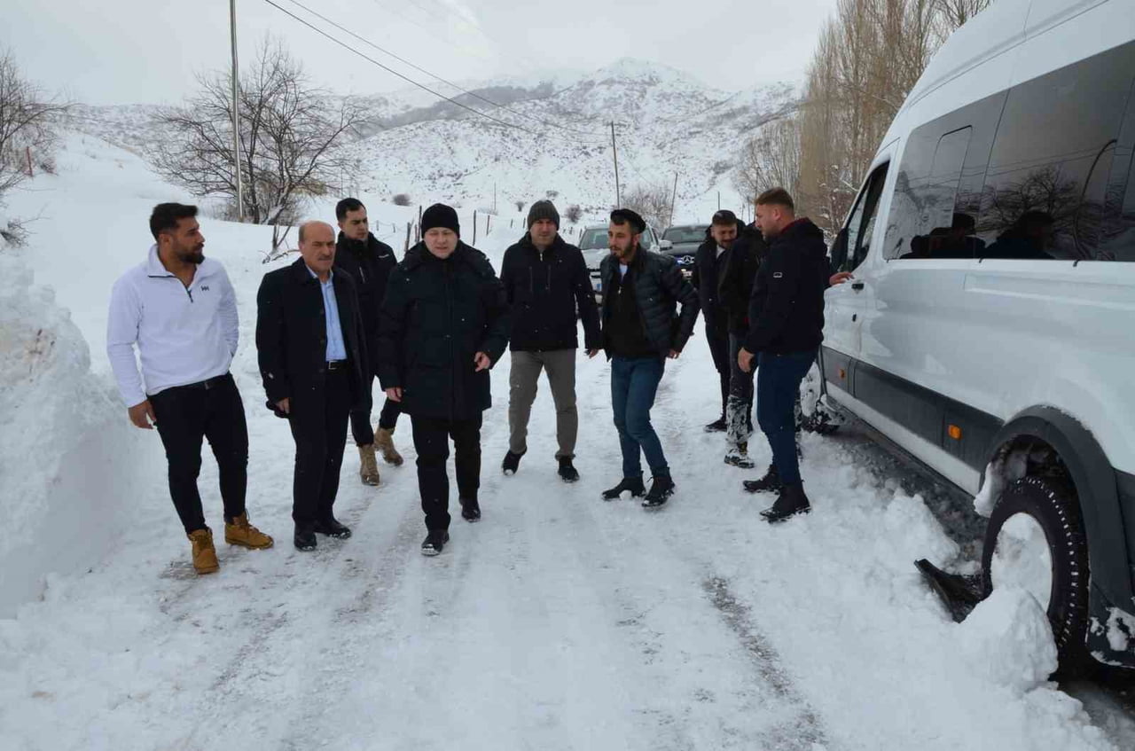 BİTLİS'İN TATVAN İLÇESİNDE YOĞUN KAR YAĞIŞI NEDENİYLE KAPANAN KÖY YOLLARINDA MAHSUR KALANLARIN...