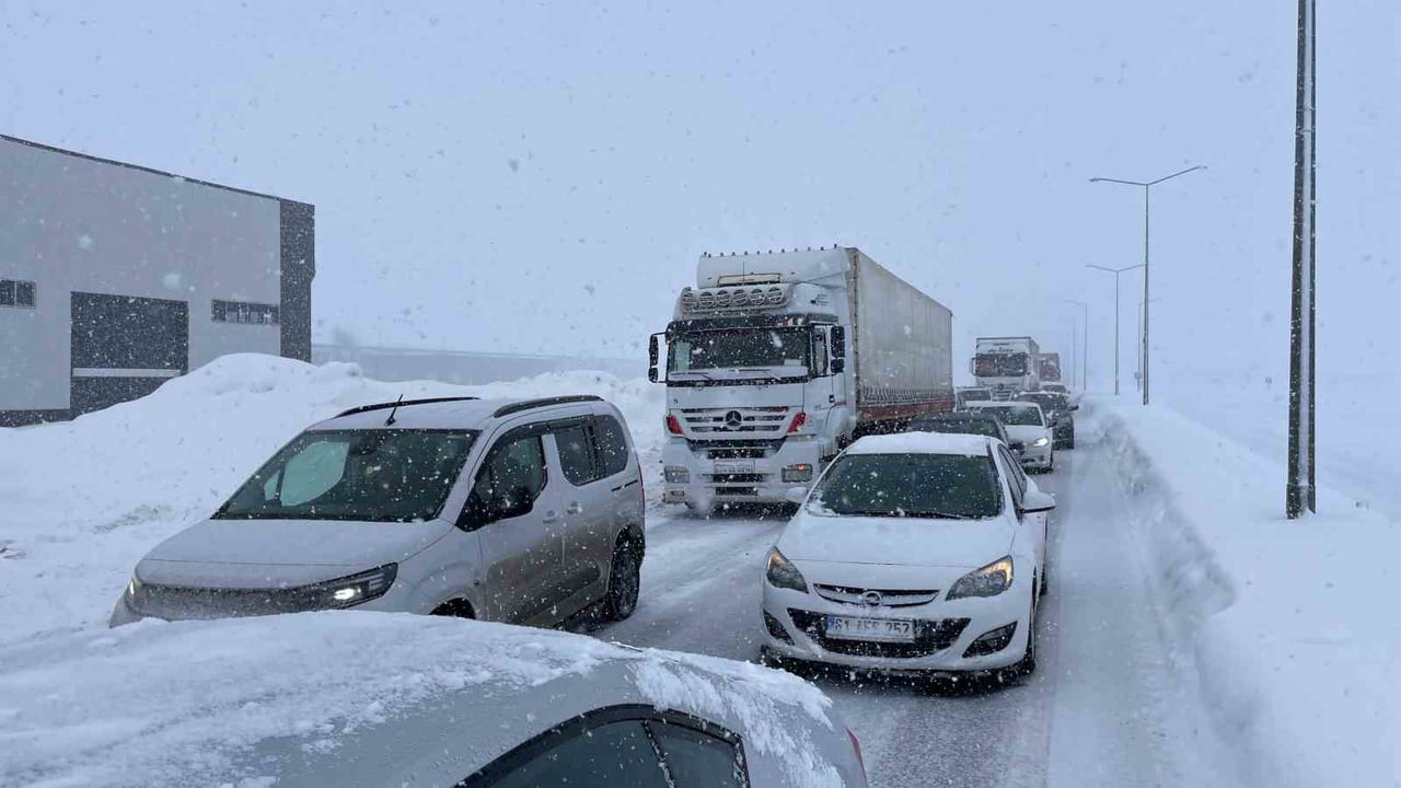 BİTLİS'İN TATVAN İLÇESİNDEKİ RAHVA BÖLGESİNDE ETKİLİ OLAN KAR YAĞIŞI VE BUZLANMA KAZALARI DA...