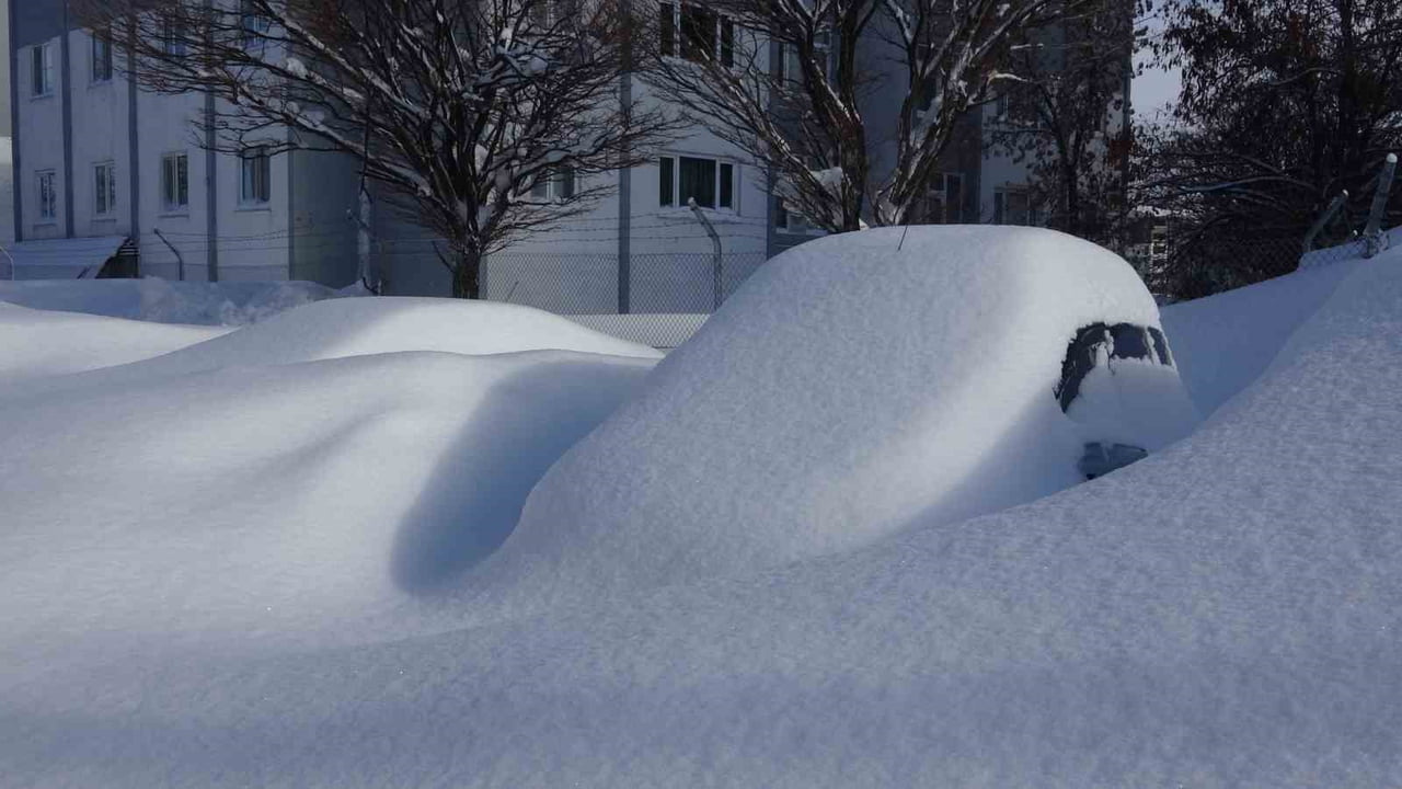 BİTLİS GENELİNDE METRELERİ BULAN KAR KALINLIĞI NEDENİYLE BİRÇOK ARAÇ KAR YIĞINLARININ ALTINDA...