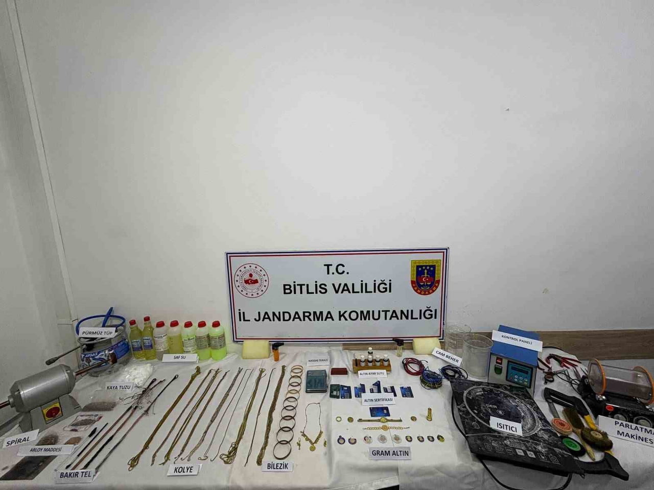 BİTLİS İL JANDARMA KOMUTANLIĞI KAÇAKÇILIK VE ORGANİZE SUÇLARLA MÜCADELE ŞUBESİ EKİPLERİNCE SAHTE...