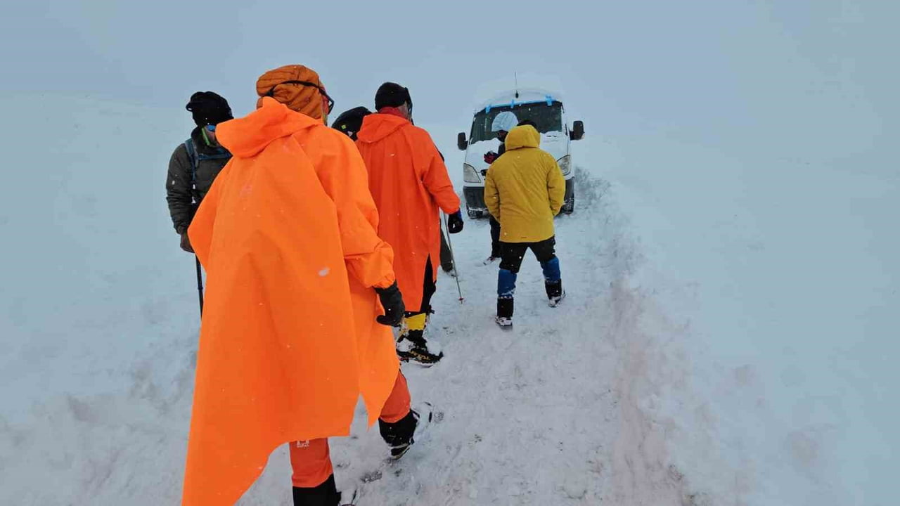 BİTLİS’İN ADİLCEVAZ İLÇESİ SINIRLARINDA BULUNAN SÜPHAN DAĞI’NA TIRMANIŞ YAPMAK İSTEYEN BİR GRUP...