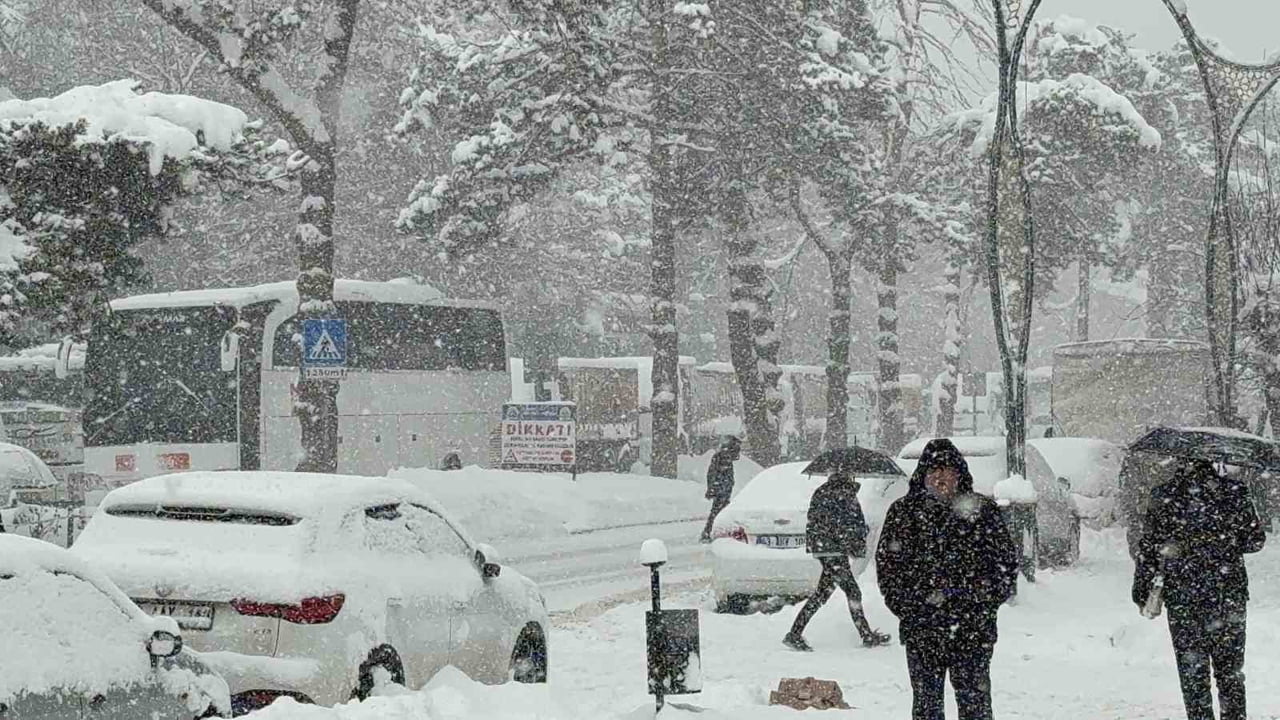 BİTLİS’İN TATVAN İLÇESİNDE ETKİLİ OLAN KAR YAĞIŞI SABAH SAATLERİNDEN İTİBAREN YENİDEN ŞİDDETİNİ...