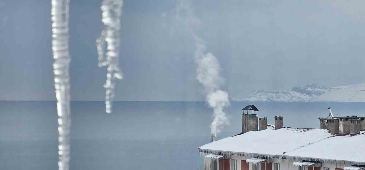 BİTLİS’İN TATVAN İLÇESİNDE YAKLAŞIK BİR HAFTADIR ARALIKSIZ DEVAM EDEN YOĞUN KAR YAĞIŞI, YERİNİ...