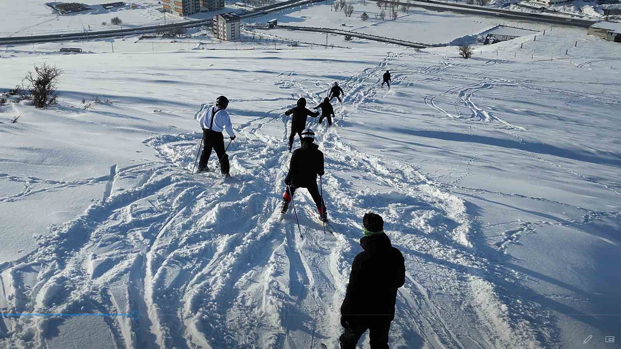 BİTLİS’TE 11 KİŞİDEN OLUŞAN BİR GENÇ GRUBU, ZEMİNİN KAYAK YAPMAYA UYGUN OLMADIĞI YÜKSEK RAKIMLI...