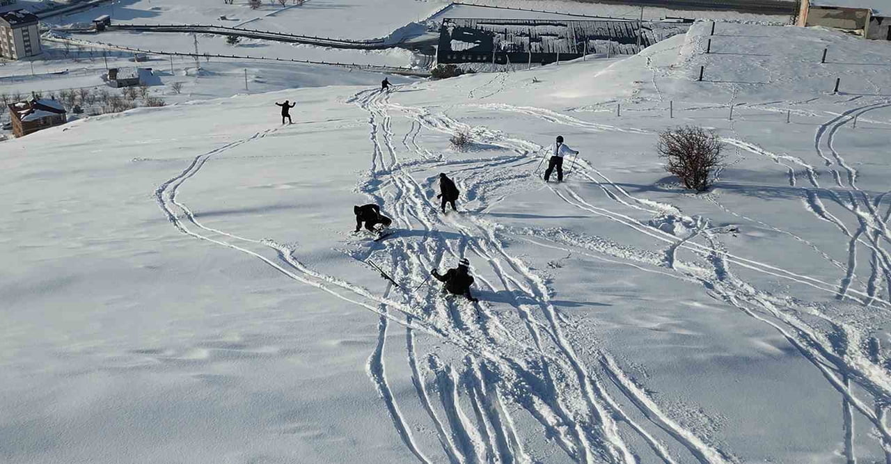 BİTLİS’TE 11 KİŞİDEN OLUŞAN BİR GENÇ GRUBU, ZEMİNİN KAYAK YAPMAYA UYGUN OLMADIĞI YÜKSEK RAKIMLI...
