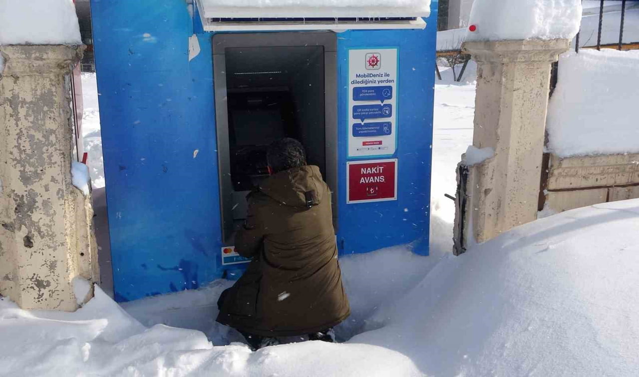 BİTLİS’TE ATM'LERİN ÖNÜ KARDAN KAPANDI, VATANDAŞLAR İŞLEMLERİNİ KARIN ÜZERİNDE OTURARAK...