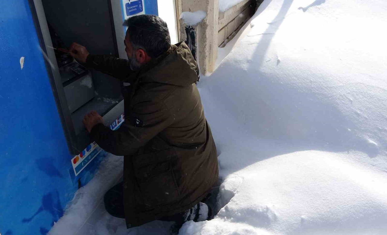 BİTLİS’TE ATM'LERİN ÖNÜ KARDAN KAPANDI, VATANDAŞLAR İŞLEMLERİNİ KARIN ÜZERİNDE OTURARAK...