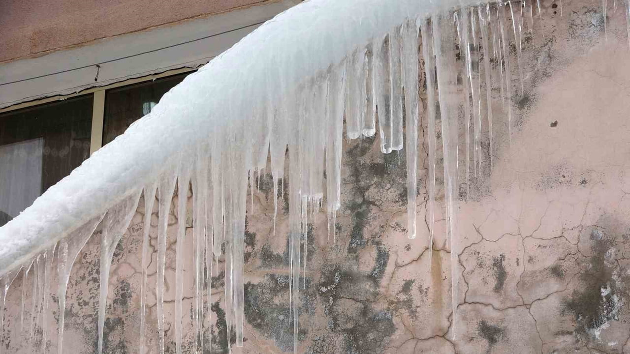 BİTLİS’TE DONDURUCU SOĞUKLAR VE YOĞUN KAR YAĞIŞI NEDENİYLE KENT MERKEZİNDE ÇATILARDA OLUŞAN BUZ...