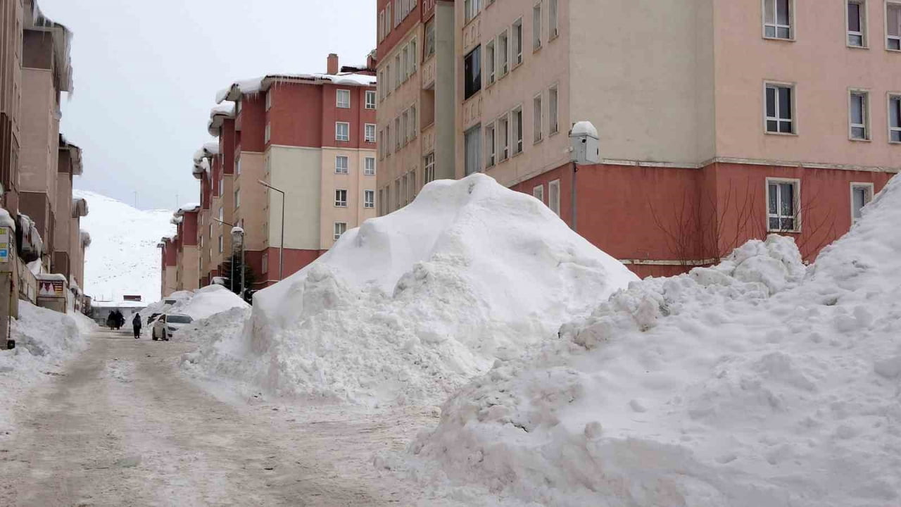 BİTLİS’TE DONDURUCU SOĞUKLAR VE YOĞUN KAR YAĞIŞI NEDENİYLE KENT MERKEZİNDE ÇATILARDA OLUŞAN BUZ...