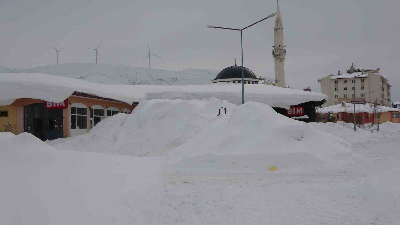 BİTLİS’TE GÜNLERDİR ARALIKLARLA ETKİSİNİ SÜRDÜREN YOĞUN KAR YAĞIŞI, HAYATI OLUMSUZ ETKİLEMEYE...