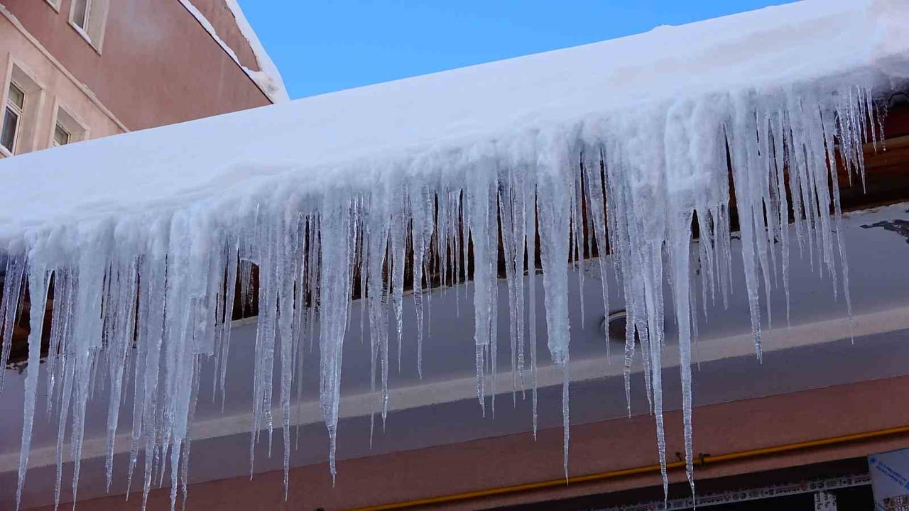 BİTLİS’TE GÜNLERDİR ETKİSİNİ SÜRDÜREN YOĞUN KAR YAĞIŞININ ARDINDAN HAYATIN OLUMSUZ ETKİLENMEMESİ...