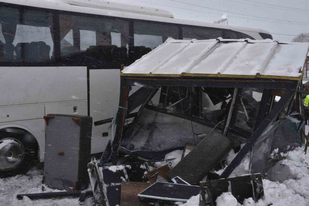 BİTLİS’TE ŞEHİRLERARASI YOLCU TAŞIMACILIĞI YAPAN BİR OTOBÜSÜN KONTROLDEN ÇIKARAK POLİS UYGULAMA...