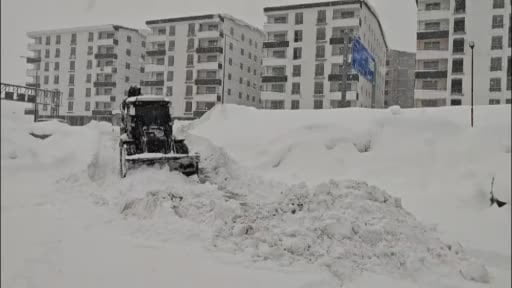 Bitlis’te tek katlı evler kardan kayboldu