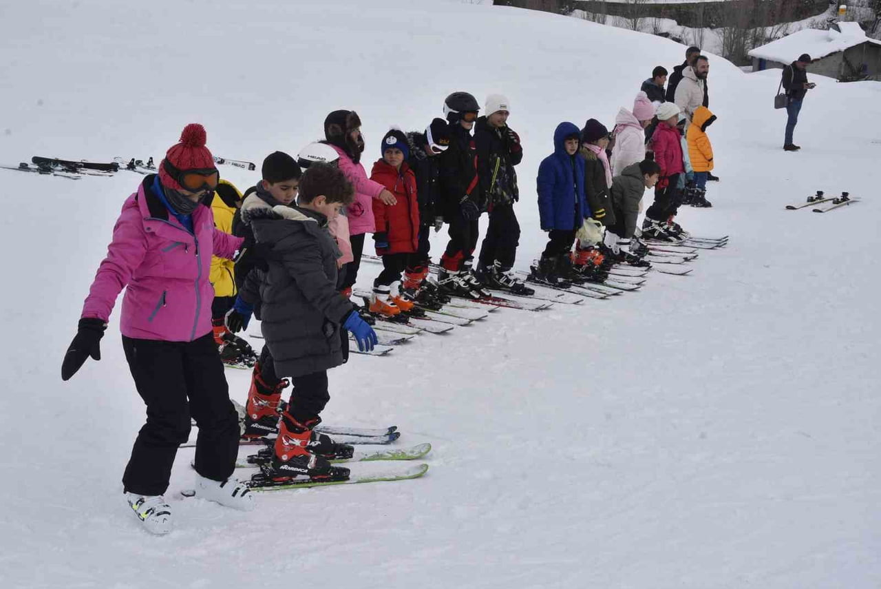 BİTLİS’TE YARIYIL TATİLİNE GİRİLMESİYLE BİRLİKTE KAYAK MERKEZLERİNDE YOĞUNLUK YAŞANIYOR. KAR...