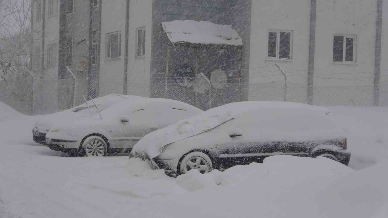 BİTLİS’TE YENİDEN ETKİLİ OLAN KAR YAĞIŞI NEDENİYLE İL GENELİNDE 51 KÖY YOLU ULAŞIMA KAPANIRKEN...