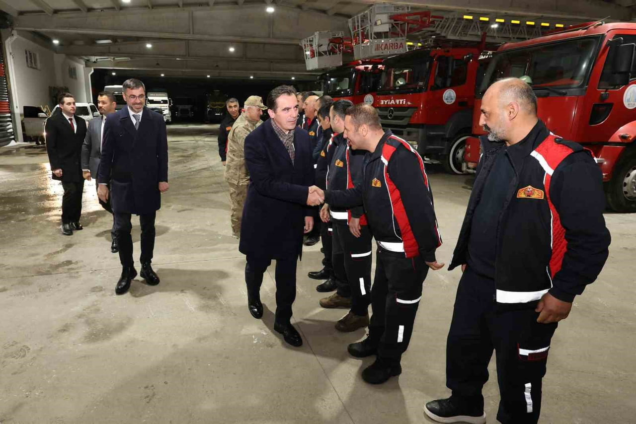 BİTLİS VALİSİ AHMET KARAKAYA, YENİ YIL DOLAYISIYLA VATANDAŞLARIN HUZUR VE GÜVENLİĞİ İÇİN MESAİ...