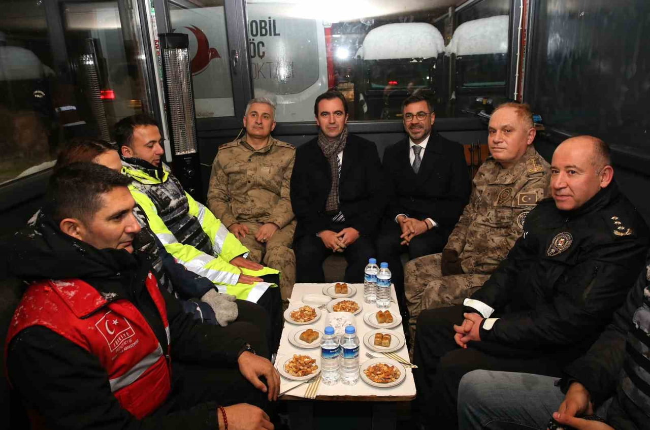 BİTLİS VALİSİ AHMET KARAKAYA, YENİ YIL DOLAYISIYLA VATANDAŞLARIN HUZUR VE GÜVENLİĞİ İÇİN MESAİ...