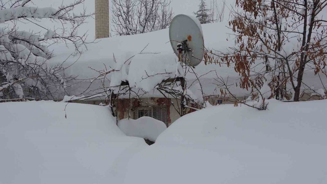 BİTLİS VE ÇEVRESİNDE ETKİLİ OLAN YOĞUN KAR YAĞIŞI YAŞAMI OLUMSUZ ETKİLERKEN, İL GENELİNDE 314 KÖY...