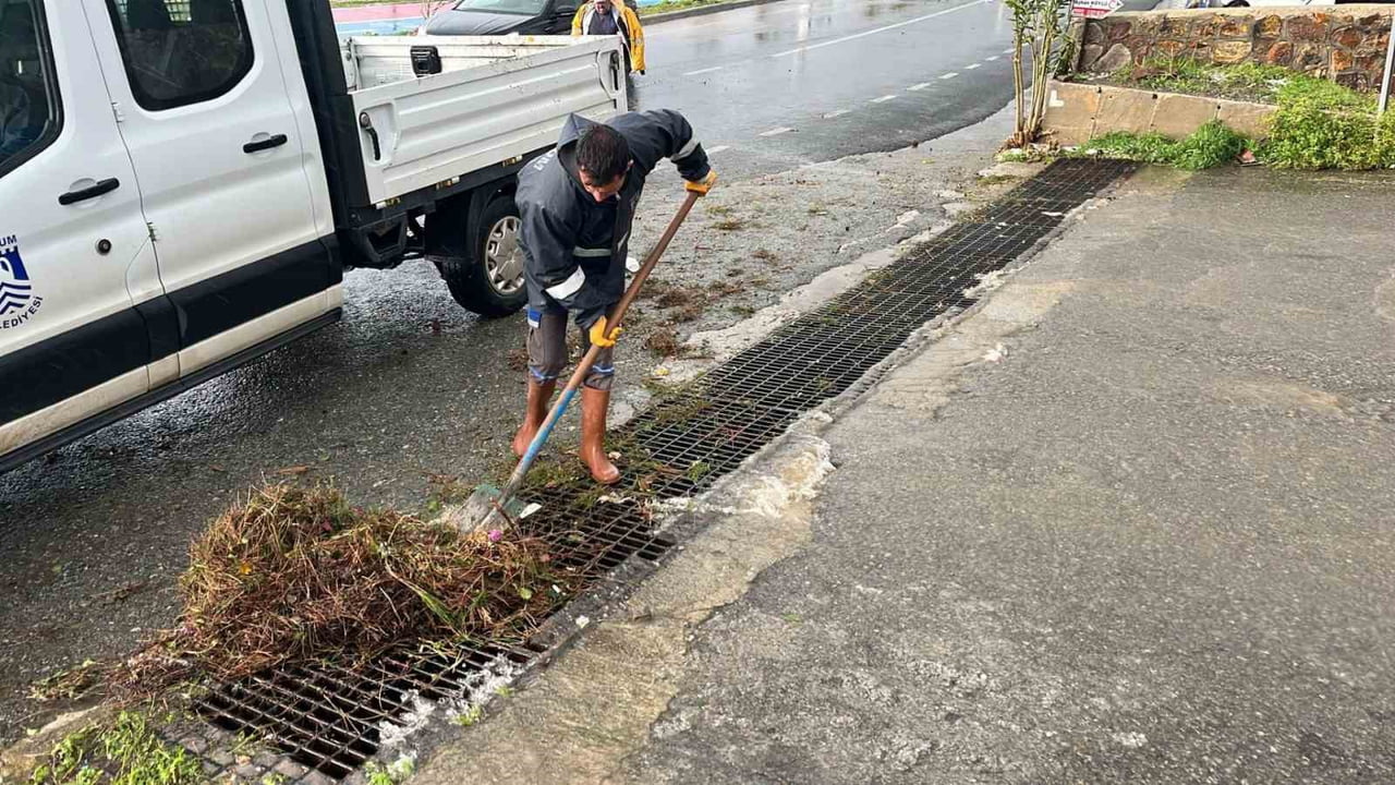BODRUM’DA ETKİLİ OLAN FIRTINA VE YAĞIŞLI HAVA NEDENİYLE BELEDİYE EKİPLERİ TEYAKKUZA...