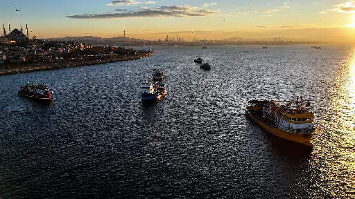 Boğaz'da fırtına sonrası eşsiz görüntüler: Balıkçılar yeniden denize açıldı