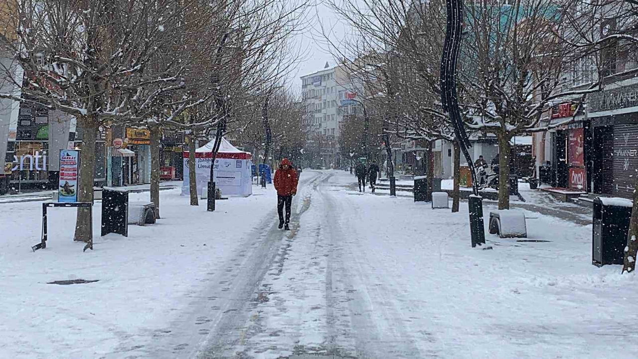 BOLU'DA GECE SAATLERİNDE BAŞLAYAN VE ARALIKLARLA ETKİSİNİ SÜRDÜREN KAR YAĞIŞI, KENTİ BEYAZA...