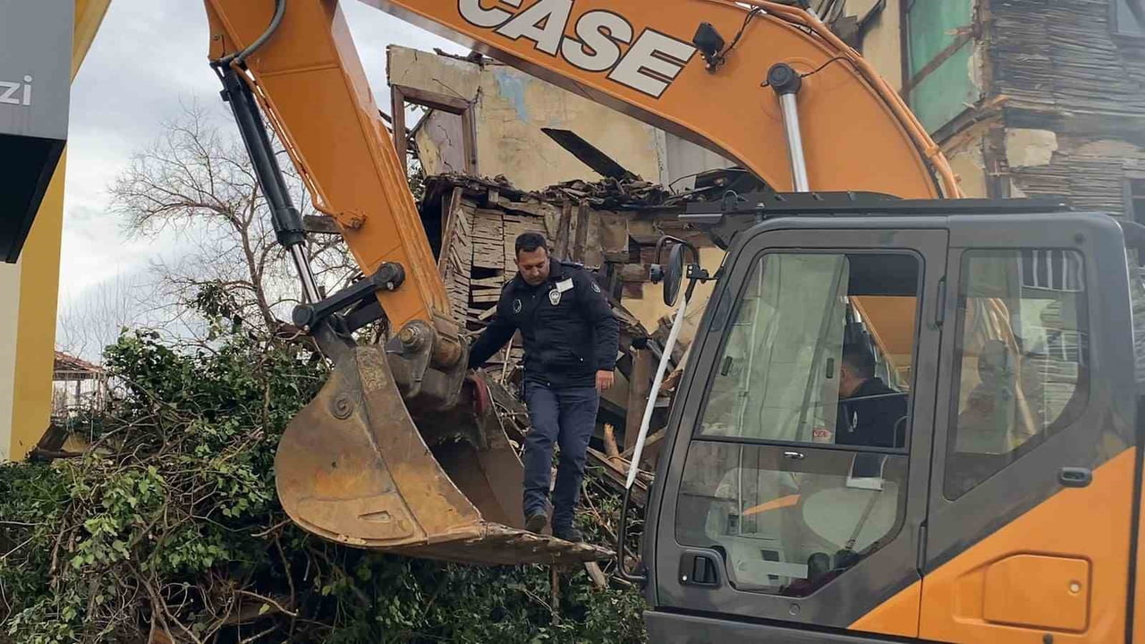 BOLU'DA KISMİ ÇÖKME YAŞANAN METRUK BİNANIN KONTROLLÜ YIKIMI SIRASINDA ZABITA PERSONELİNİN TÜRK...