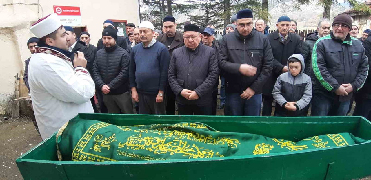 BOLU'NUN MUDURNU İLÇESİNDE, 2018 YILINDA ÇIKAN YANGINDA KÜL OLAN EVİNİN ÖNÜNDE KEDİSİNE SARILARAK...