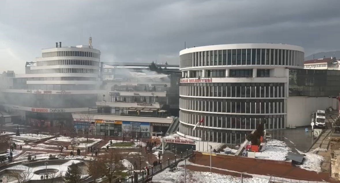 BOLU BELEDİYESİ BİNASININ YAN TARAFINDA BULUNAN RESTORANLARIN BİRİNDE ELEKTRİK KAYNAKLI BACA...