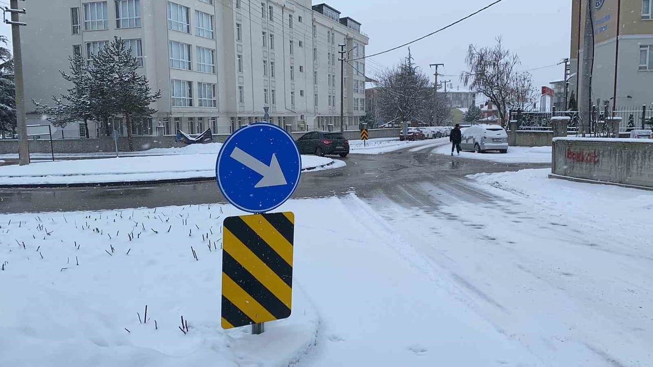 BOLU’DA GECE SAATLERİNDE BAŞLAYIP ARALIKLARLA ETKİLİ OLAN KAR YAĞIŞI, KENTİ BEYAZA BÜRÜDÜ. HAVA...