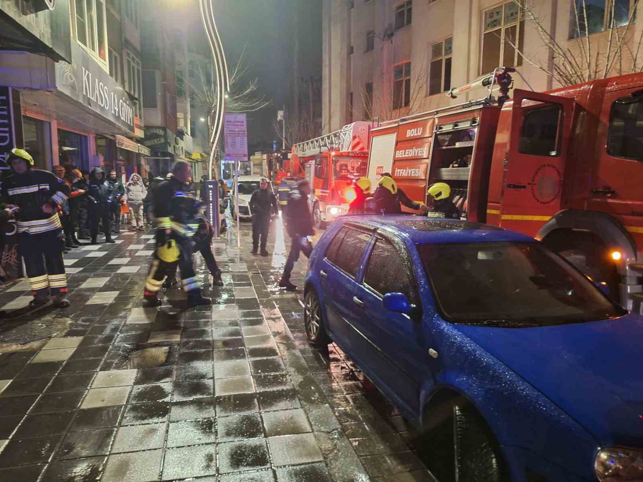 BOLU’DA KARAÇAYIR MAHALLESİ'NDE BİR APARTMANIN 3'ÜNCÜ KATINDA ÇIKAN YANGIN İTFAİYE EKİPLERİNCE...