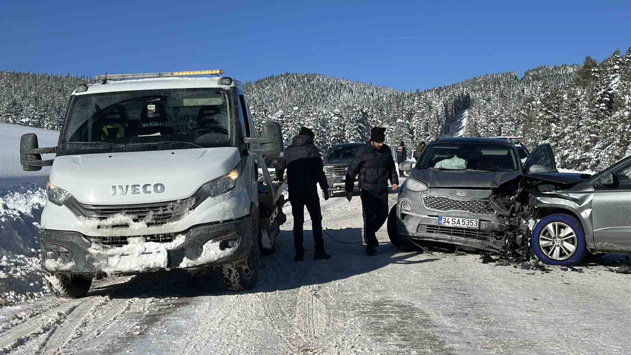 BOLU’DA KARTALKAYA KAYAK MERKEZİ YOLUNDA, KAR YAĞIŞI VE BUZLANMA NEDENİYLE KAYGANLAŞAN YOLDA İKİ...