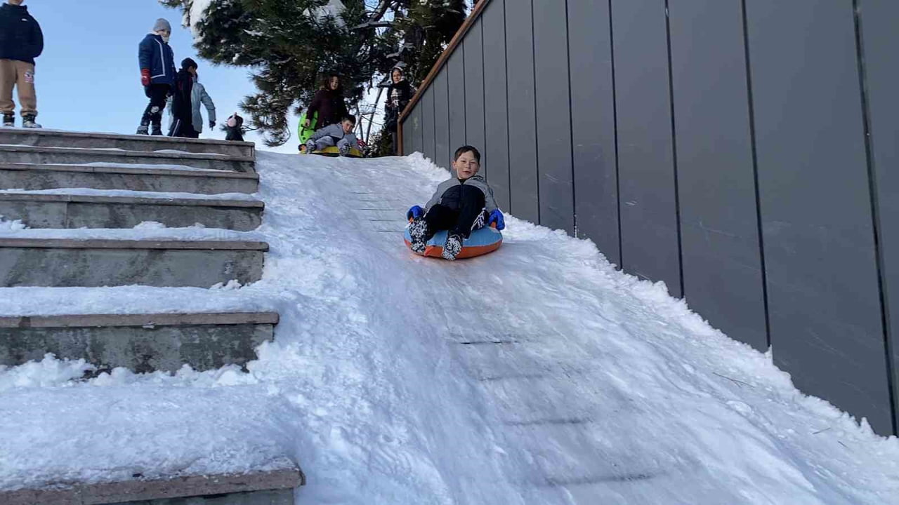 BOLU’DA KENT MEYDANI’NDA MERDİVENLERİ KAYAK PİSTİNE ÇEVİREN ÇOCUKLAR, ŞAMBRELLERLE KAYARAK...