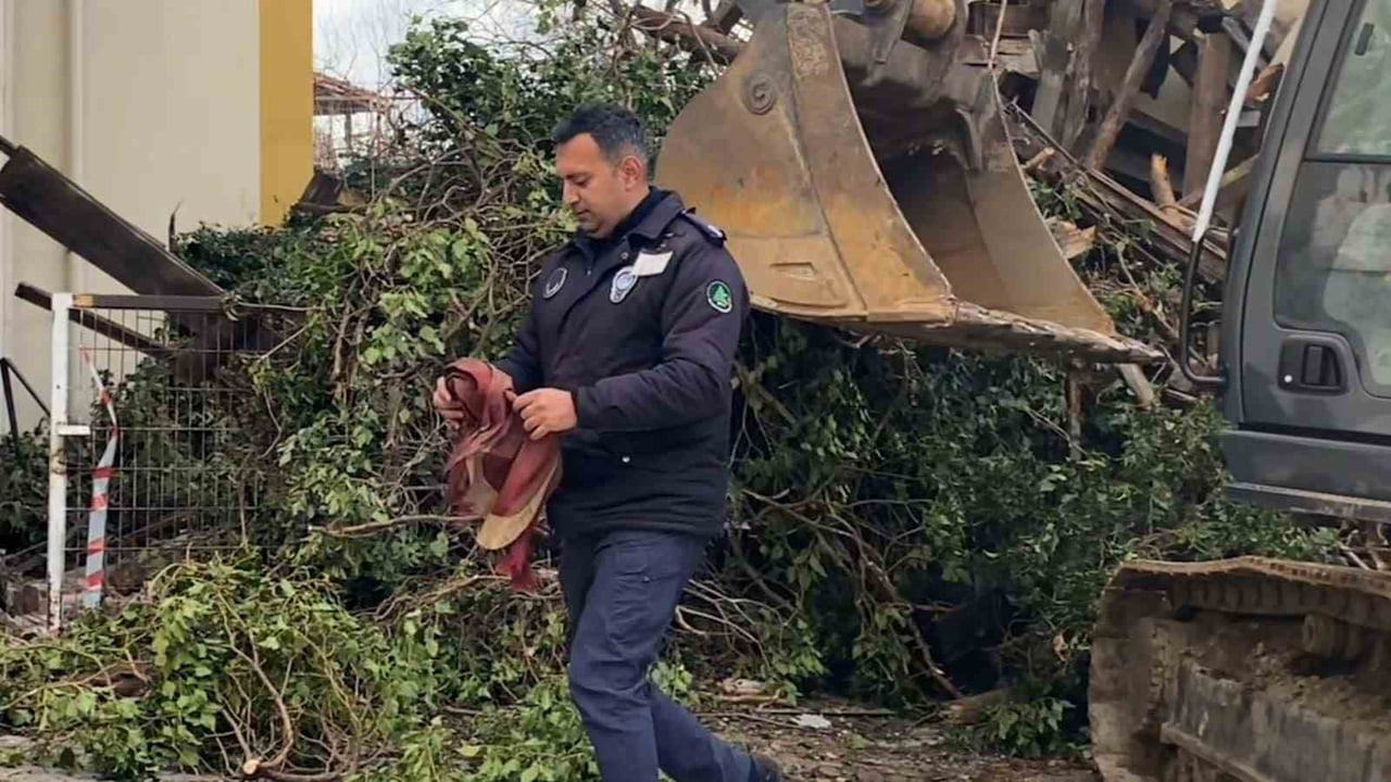 BOLU’DA METRUK BİR BİNANIN YIKIMI SIRASINDA DUVARDA ASILI TÜRK BAYRAĞINI FARK EDİNCE ÇALIŞMAYI...