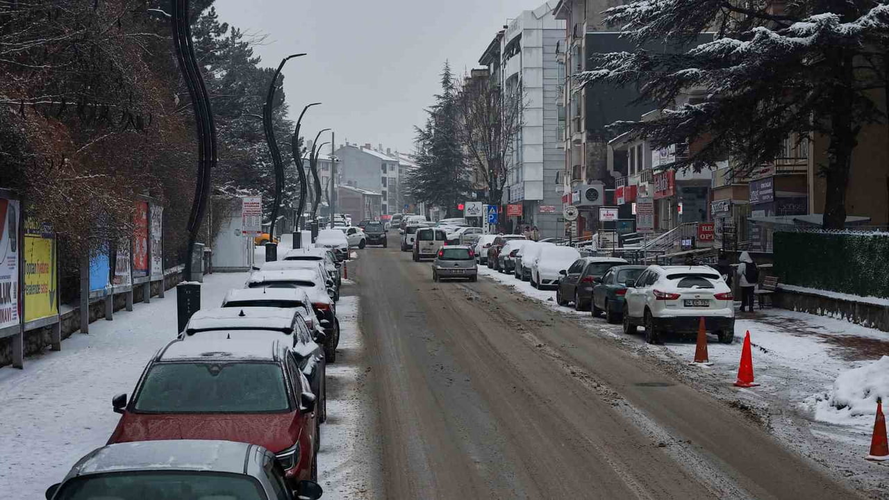 BOLU’DA ŞEHİR MERKEZİNDE ARALIKLARLA KAR YAĞIŞI ETKİLİ OLUYOR. BEYAZ ÖRTÜYLE KAPLANAN KENT...