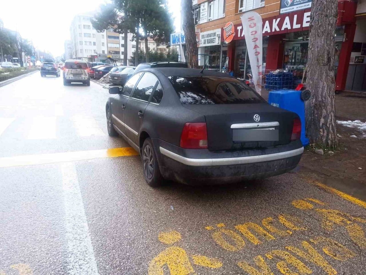 BOLU’DA YAYA GEÇİDİ VE KALDIRIMLARI İŞGAL EDEN SÜRÜCÜLERE MÜDAHALE EDEN EKİPLER, KURALLARA UYMAYAN...