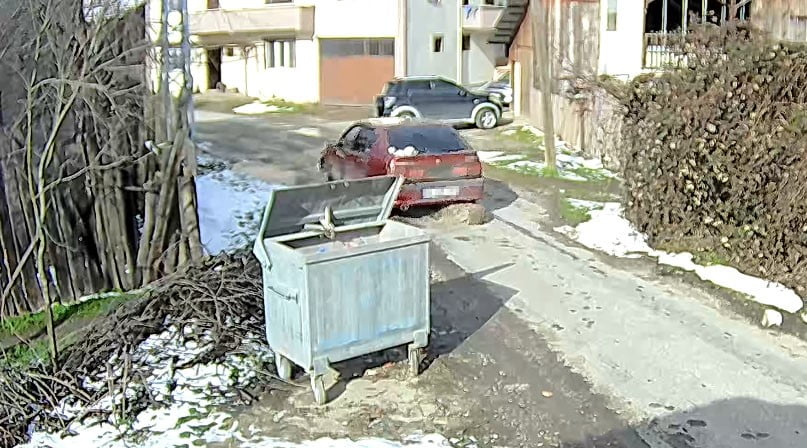 BOLU’DA YOL ORTASINDA UYUYAN SOKAK KÖPEĞİNİN ÜZERİNDEN ARACIYLA GEÇEREK ARKA BACAKLARININ...