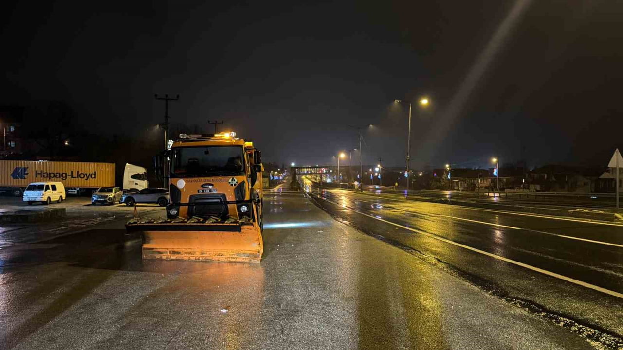 BOLU DAĞI GEÇİŞİNDE ETKİLİ OLAN YOĞUN SİS VE SAĞANAK YAĞIŞ, SÜRÜCÜLERE ZOR ANLAR YAŞATIRKEN, KAR...