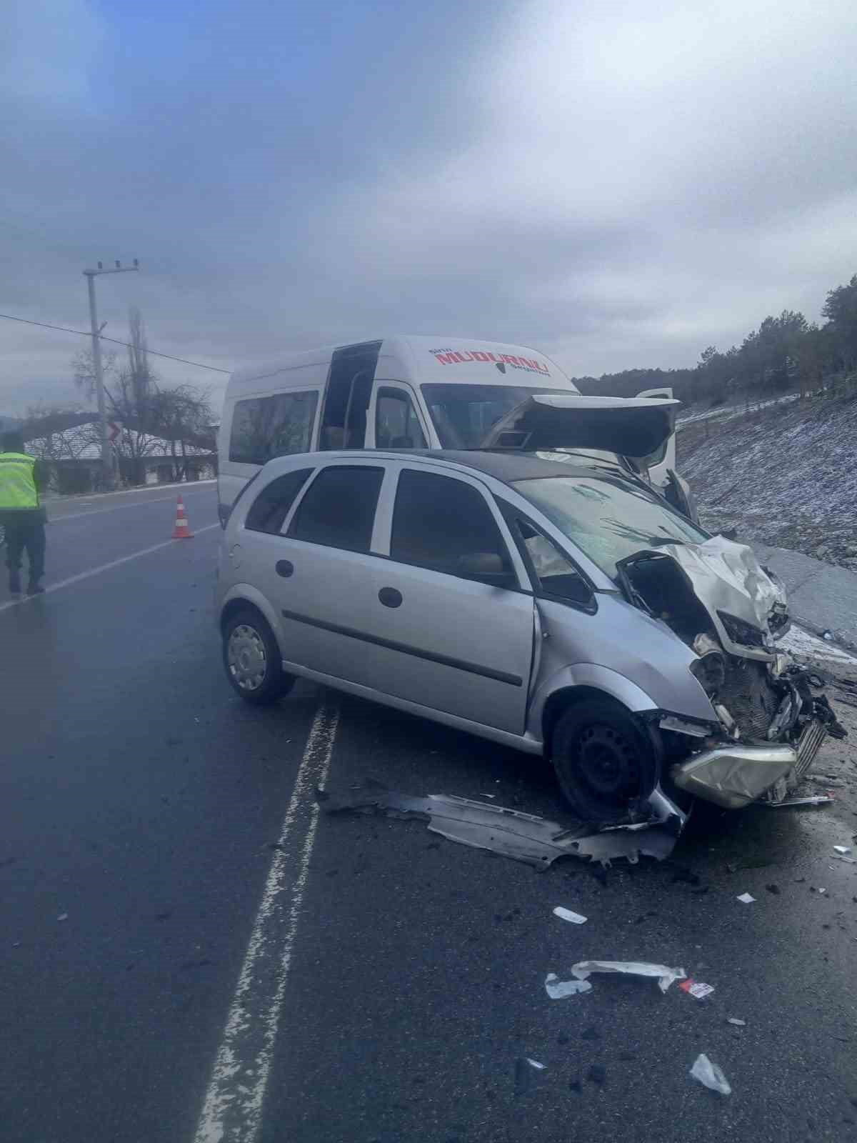 BOLU-MUDURNU KARA YOLUNDA OTOMOBİL İLE MİNİBÜSÜN ÇARPIŞMASI NETİCESİNDE MEYDANA GELEN KAZADA 1’İ...