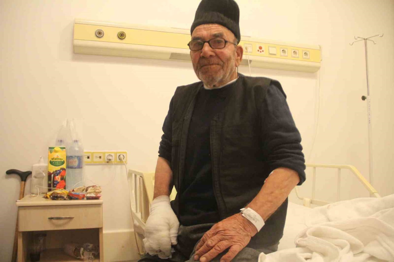 BOLU’NUN MUDURNU İLÇESİNDE, 2018 YILINDA ÇIKAN YANGINDA KÜL OLAN EVİNİN ÖNÜNDE KEDİSİNE SARILARAK...