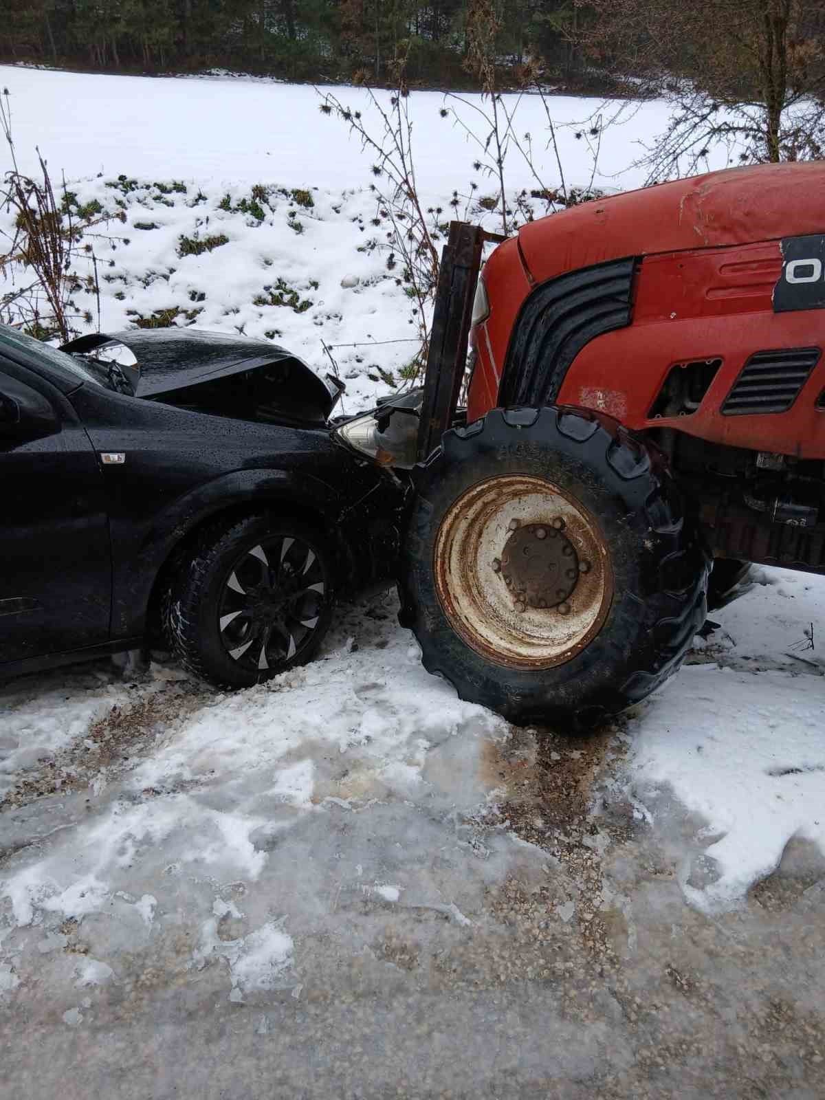 BOLU’NUN MUDURNU İLÇESİNDE TRAKTÖR İLE OTOMOBİLİN KAFA KAFAYA ÇARPIŞMASI SONUCU MEYDANA GELEN...