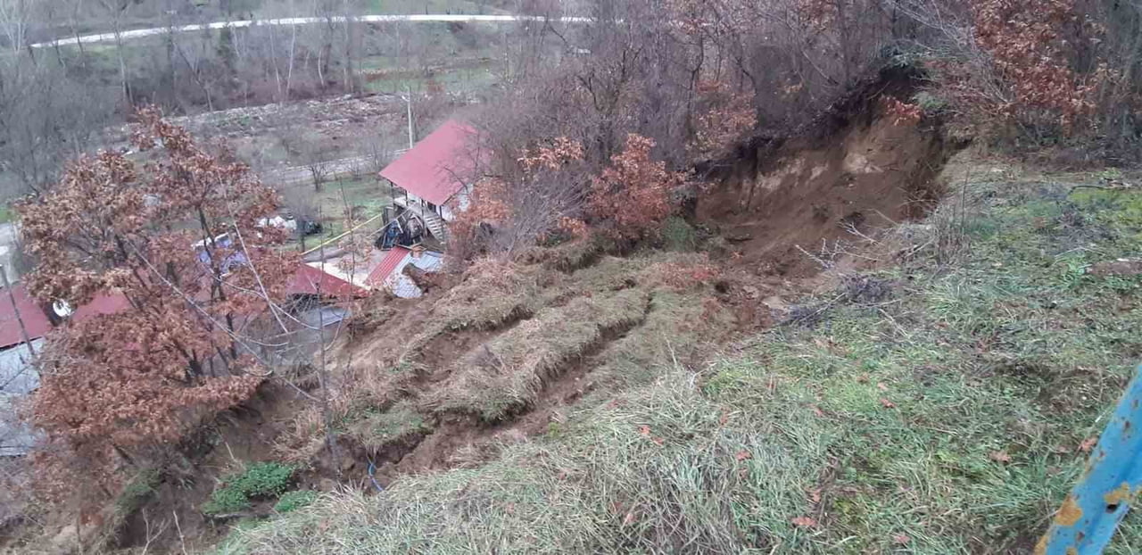 BOLU’NUN MUDURNU İLÇESİNDE YAĞMUR VE KAR SULARININ ETKİSİYLE MEYDANA GELEN HEYELANDA 3 EV TEDBİR...