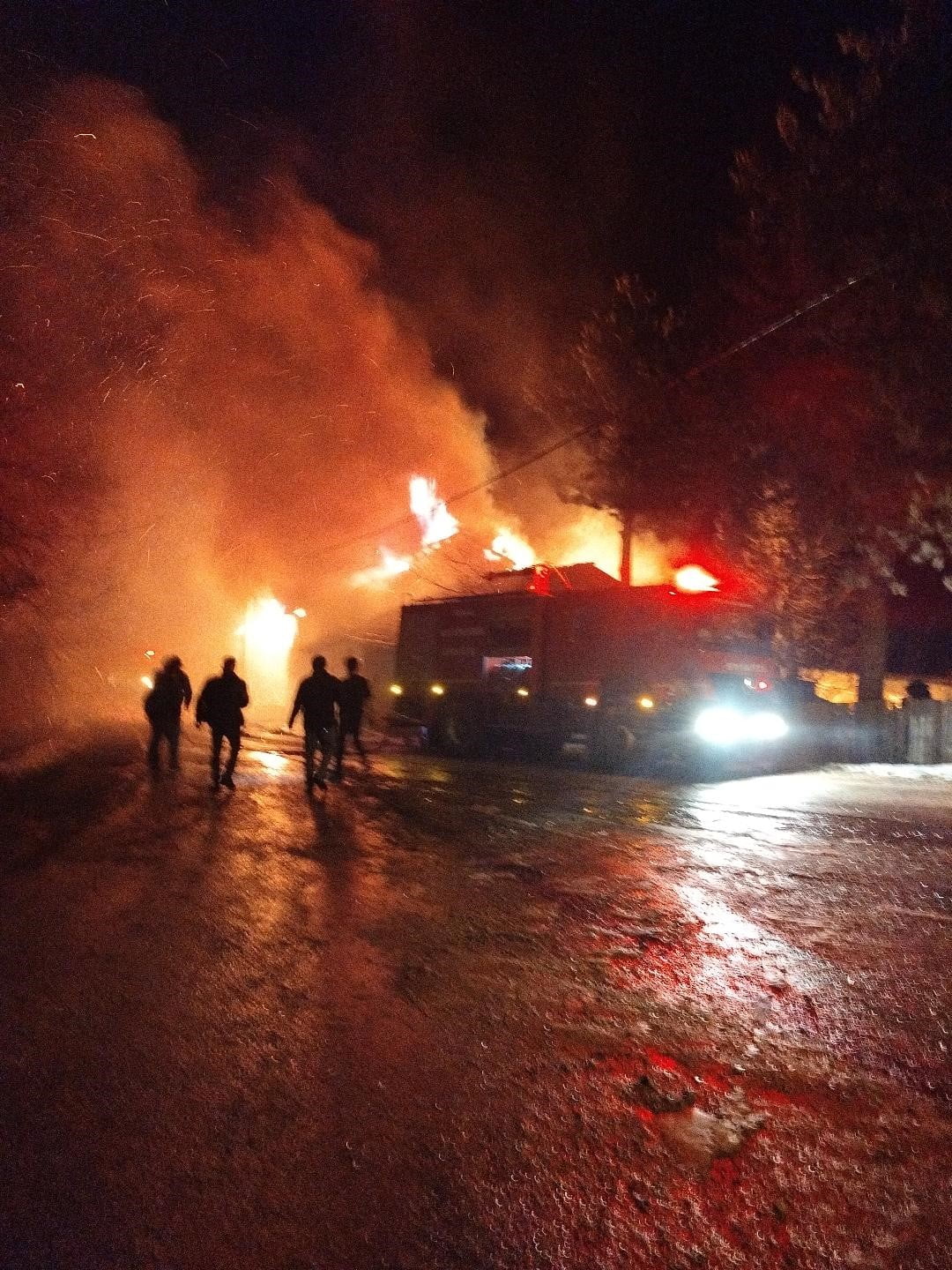 BOLU’NUN MUDURNU İLÇESİNE BAĞLI PİROĞLU KÖYÜNDE İKİ KATLI BİR EVDE ÇIKAN YANGIN, KORKU DOLU ANLAR...