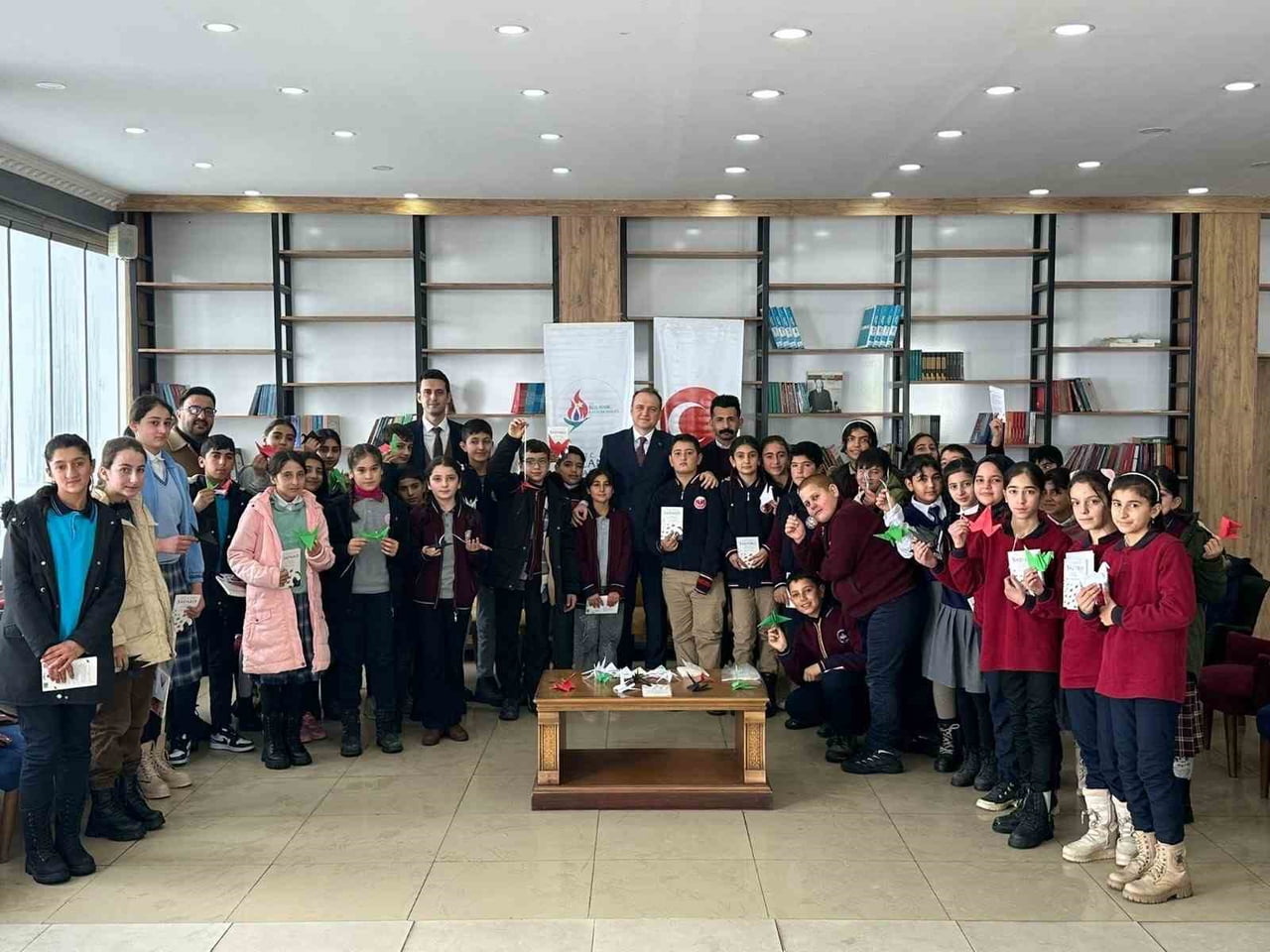 BULANIK KAYMAKAMI ÖMER ÖVÜNÇ KOŞANSU, ‘BİN UMUT TURNASI' PROJESİ KAPSAMINDA ÖĞRENCİLERLE BİR ARAYA...