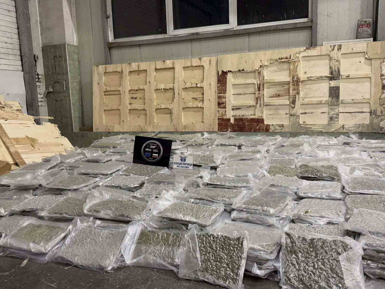 BULGARİSTAN'DAN TÜRKİYE'YE GİDEN BİR YÜK TIRININ DORSESİNE GİZLENEN 700 KİLO ESRAR SINIRDA ELE...