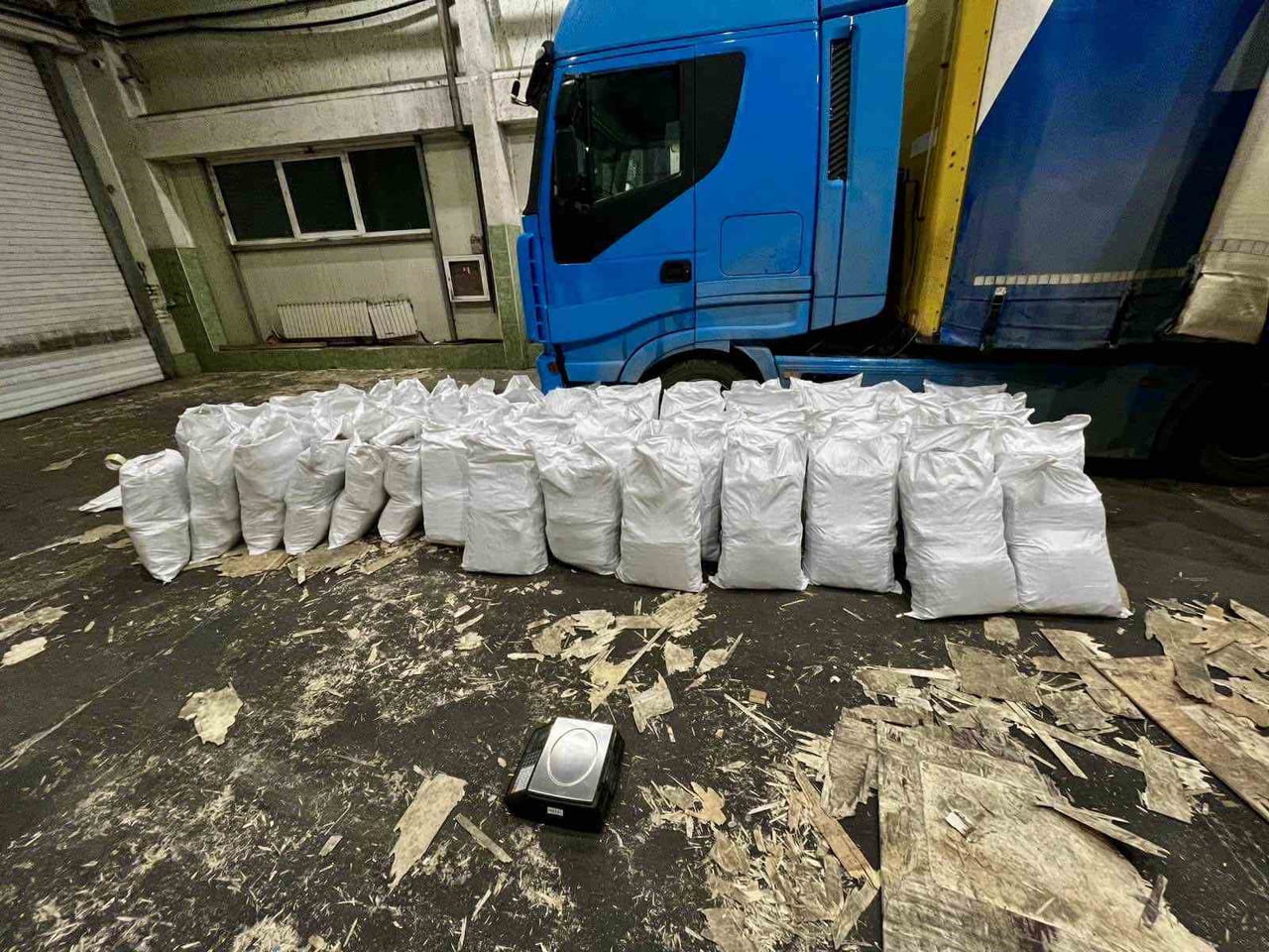 BULGARİSTAN'DAN TÜRKİYE'YE GİDEN BİR YÜK TIRININ DORSESİNE GİZLENEN 700 KİLO ESRAR SINIRDA ELE...