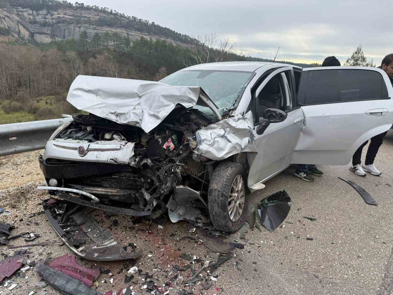 BURDUR'DA 3 OTOMOBİLİN ÇARPIŞMASI SONUCU MEYDANA GELENE TRAFİK KAZASINDA 4 KİŞİ YARALANDI.