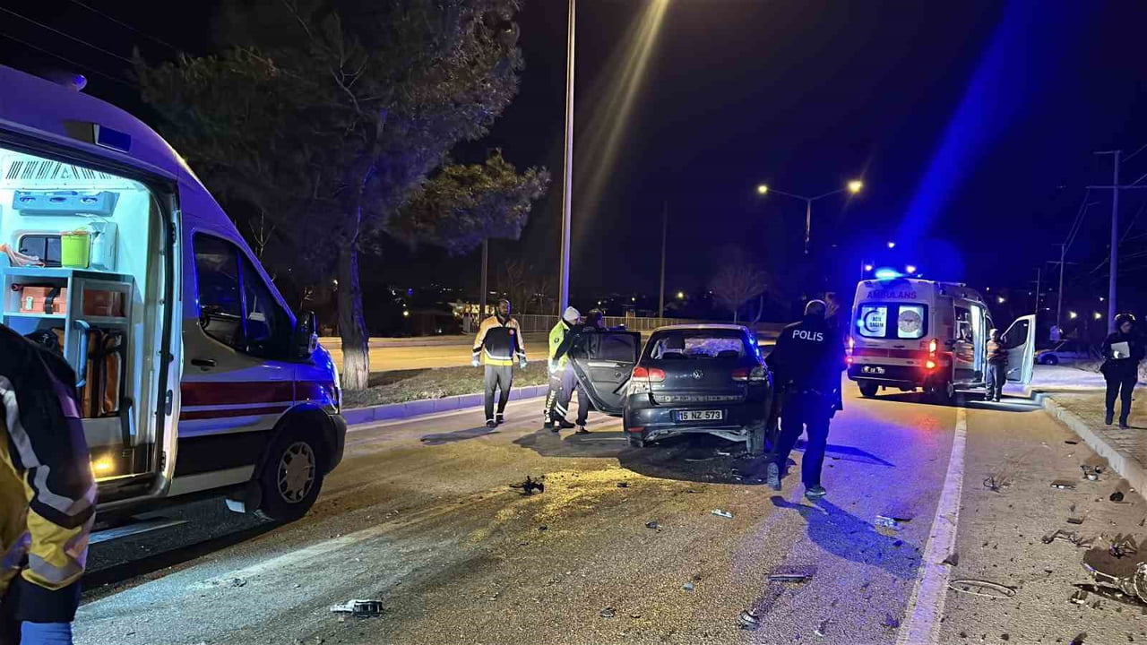 BURDUR'DA GECE SAATLERİNDE ALKOLLÜ SÜRÜCÜ OTOMOBİLİYLE SEYİR HALİNDEYKEN İLK OLARAK SOLLAMAYA...